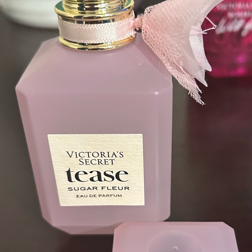 Victoria's Secret Tease Sugar Fleur Perfume in Soft Pink